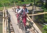 Kondisi terkini jembatan sesek saat dilewati anak-anak sekolah