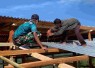 Pemasangan atap warga perbatasan