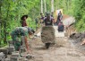 Pemasangan paving TMMD ke-128 Kodim Trenggalek