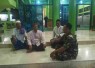 Komsos bersama warga desa lokasi TMMD