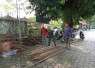Bantu warga angkut material kayu