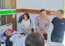 Kasi Keu Polresta Malang Kota AKP Totok Hariyanto bersama suami Brigadir Fitri Rahmawati saat menjenguk pascaoperasi di RST Soepraoen, Kamis (2/7)