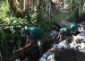 Serda Arga saat menggali pembuatan saluran drainase