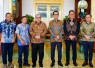 Wamen PKP Fahri Hamzah (batik coklat) bersama Gubernur DIY 