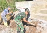 Peltu Hermawan saat menggali tanah