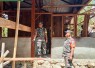 Ketua Tim Wasev Kol Inf Samba saat meninjau pelaksanaan program TMMD ke-129 di Kampung Sesor, Sabtu (25/7)