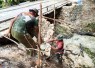 Pengerjaan rehab jembatan di Kampung Sesor