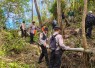 Anggota Polres Magetan saat mitigasi Karhutla di Kawasan hutan Cemorosewu