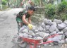 Prada Teguh mempersiapkan batu untuk pembangunan drainase