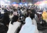 Pengunjung menikmati produk UMKM di halaman Marken RW 14, Desa Margahayu Selatan, Kabupaten Bandung, Sabtu (1/8)