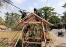 Bangun pos kamling bersama warga