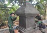Tahap finishing tugu prasasti TMMD