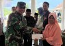 Pelda Arianto menyerahkan santunan