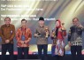 Bupati Trenggalek, Mochamad Nur Arifin dan Direktur Utama BPR Jwalita, Dwi Fraidianriani saat menerima TOP BUMD Awards