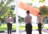 Personil Polres Aceh Singkil saat menaikan bendera merah putih dalam upacara Hari Lahir Pancasila yang digelar di halaman Mapolres setempat