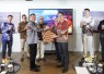 Direktur Utama TelkomMetra Pramasaleh Haryo Utomo (kiri depan) & Group CEO Fullerton Health Ho Kuen Loon (kanan depan) pada acara SPA signing ceremony terkait divestasi atas AdMedika Group