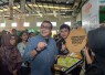 Menteri Ekonomi Kreatif, Teuku Riefky Harsya, meninjau "Festival Burger Dunia" di Chillax Sudirman, Jakarta, Jumat (5/6/2026)