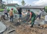 Babinsa dan Warga Pule Gotong Royong Rabat Jalan 100 Meter di Sukokidul