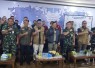 Sekretaris Utama Badan Nasional Penanggulangan Bencana (BNPB) Dr. Rustian, S.Si., Apt., M.Kes. (jaket hitam) melakukan koordinasi dengan Satgas Penanganan Karhutla Provinsi Riau di Lanud Roesmin Nurjadin, Kota Pekanbaru, Provinsi Riau, Minggu (14/6)