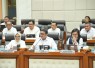 Menteri Ekonomi Kreatif, Teuku Riefky Harsya, bersama Wakil Menteri Ekonomi Kreatif, Irene Umar, menghadiri Raker DPR di Gedung Nusantara 1, Jakarta, Senin (15/6/2026)