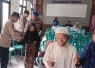 Aksi Humanis Polsek Geneng Bantu Lansia yang Antri Terima PKH Plus di Ngawi