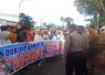 Di bawah terik matahari, puluhan ibu rumah tangga bersama para pekerja tambang membentangkan spanduk berisi harapan dan permohonan kepada pemerintah agar mempertimbangkan nasib ribuan keluarga yang menggantungkan hidup dari aktivitas tambang rakyat