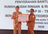 Kepala Badan Nasional Penanggulangan Bencana (BNPB), Letjen TNI Dr. Suharyanto memberikan arahan pada acara penyerahan bantuan perbaikan rumah rusak ringan dan rusak sedang kepada perwakilan masyarakat di Gedung Olahraga Aceh Tamiang, Kecamatan Karang Baru, Kabupaten Aceh Tamiang, Senin (22/6)
