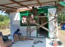 Babinsa Desa Bukur Dampingi Pengecatan Gawang Rumah Penerima Bantuan Rutilahu Gubernur Jatim