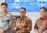 Anggota Komisi Kepolisian Nasional, Mochammad Choirul Anam didampingi Kapolda Kalimantan Tengah, menggelar konferensi pers