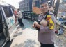 Aipda Sutrisno mengevakuasi bayi korban laka bus di Nganjuk