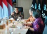 Menteri Ekonomi Kreatif/Kepala Badan Ekonomi Kreatif (Ekraf), Teuku Riefky Harsya (kiri), berdialog dengan Direktur Jenderal Ekosistem Digital Kementerian Komunikasi dan Digital (Komdigi) (tengah) saat menerima audiensi Kementerian Komunikasi dan Digital (Komdigi) di Kantor Kementerian Ekonomi Kreatif, Jakarta, Rabu (22/07/2026)