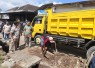 Anggota DPRD Jawa Timur, Satib, menemukan proyek pavingisasi program Dinas PU Cipta Karya Jatim di Jember yang diduga tidak sesuai spesifikasi kontrak. Ia langsung meminta PU Cipta Karya menghentikan sementara pekerjaan tersebut