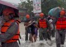Polri Gerak Cepat Evakuasi Warga Terdampak Banjir di Padang