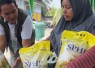 Pemimpin wilayah Perum Bulog Sumut, Budi Cahyanto saat penyaluran beras bantuan pangan, Rabu (12/8)