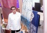 Menteri Ekonomi Kreatif/Kepala Badan Ekonomi Kreatif (Ekraf), Teuku Riefky Harsya meninjau koleksi kain tenun seusai membuka Glory Indonesia 2026 : Weaving Archipelago di Senayan City, Jakarta, Rabu (12/08/2026)