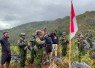 Prajurit TNI AL Dari Yonif 2 Marinir Bersama Pemuda Komopa Kobarkan Merah Putih Sambut Hari Kemerdekaan 