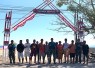 Yonarmed 12 Kostrad Bangun Gapura Bersama Warga Sambut HUT RI ke-81 di Pesisir Motaain