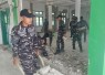 Prajurit TNI AL Bersihkan Fasilitas Ibadah di Kawasan Pelabuhan Reo