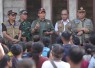 Kepala BNPB Letjen TNI Dr. Suharyanto S.Sos., M.M., memberikan sosialisasi kepada warga terdampak gempa M 7,7 Flores di Desa Peozaka Ramba, Kecamatan Ende, Kabupaten Ende, Nusa Tenggara Timur, Rabu (19/8)