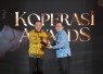 Menteri Desa dan Pembangunan Daerah Tertinggal Yandri Susanto dianugerahi penghargaan Award Trophy Kategori Bakti Koperasi Pradana Nayaka dari Kementerian Koperasi di St. Regis Jakarta, Kamis (20/8/2026)