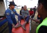 Proses evakuasi penyintas bernama Yohanis Riba (75) yang mengalami memar kaki setelah tertimpa reruntuhan bangunan akibat gempa M 7,7 Flores di Bandara Frans Seda, Maumere, Kabupaten Sikka, Nusa Tenggara Timur, Minggu (23/8)