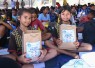 Anak-anak sekolah terdampak gempa NTT menerima bantuan, Senin (24/8)