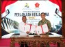 Kepala Staf Teritorial (Kaster) TNI Letjen TNI Bambang Trisnohadi bersama Direktur Jenderal Sumber Daya Air Kementerian PU Arnold A.P. Ritiauw menandatangani Perjanjian Kerja Sama (PKS)