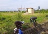 Babinsa dan Petani Bersihkan Saluran Air di Ketawang