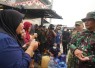 Kemarau Panjang Melanda Kalbar, TNI Salurkan Air Bersih Siap Minum untuk Warga Terdampak