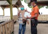 Personil BPBD Kabupaten Serang membagikan masker kepada masyarakat sebagai upaya perlindungan dari paparan abu vulkanik Gunung Anak Krakatau, Minggu (6/9). (Sumber: BPBD Kabupaten Serang)