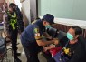 Polresta Bandara Soetta Beri Layanan Kesehatan dan Masker Gratis untuk Penumpang Pesawat yang Tertunda Akibat Erupsi Anak Krakatau