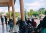 Para warga korban banjir yang didominasi kaum hawa saat mendatangi kantor Bupati Aceh Singkil