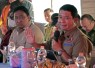 Kepala BNPB Letjen TNI Dr. Suharyanto S.Sos., M.M., (memegang microphone) memberikan arahan dalam Rapat Koordinasi dan Evaluasi Penanganan Kebakaran Hutan dan Lahan (Karhutla) Kalimantan Tengah, di Palangka Raya, Jumat (11/9)