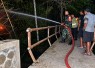 Rumpun Bambu Terbakar, Babinsa dan Damkar Bergerak Cegah Api Merambat ke Permukiman